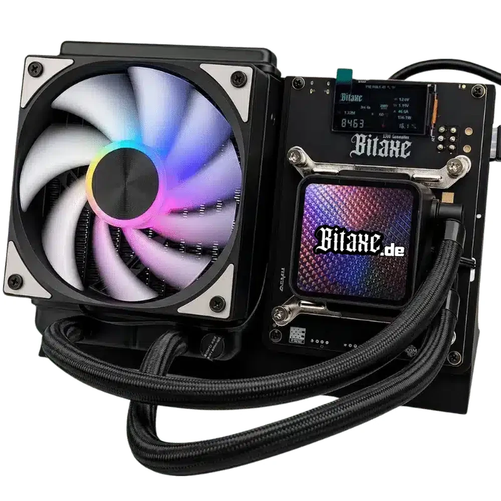 Bitaxe Gamma Hex 1300 schräg von vorne: Radiator mit RGB-Lüfter links, rechts die Platine mit Display und dem Pumpenblock der Wasserkühlung