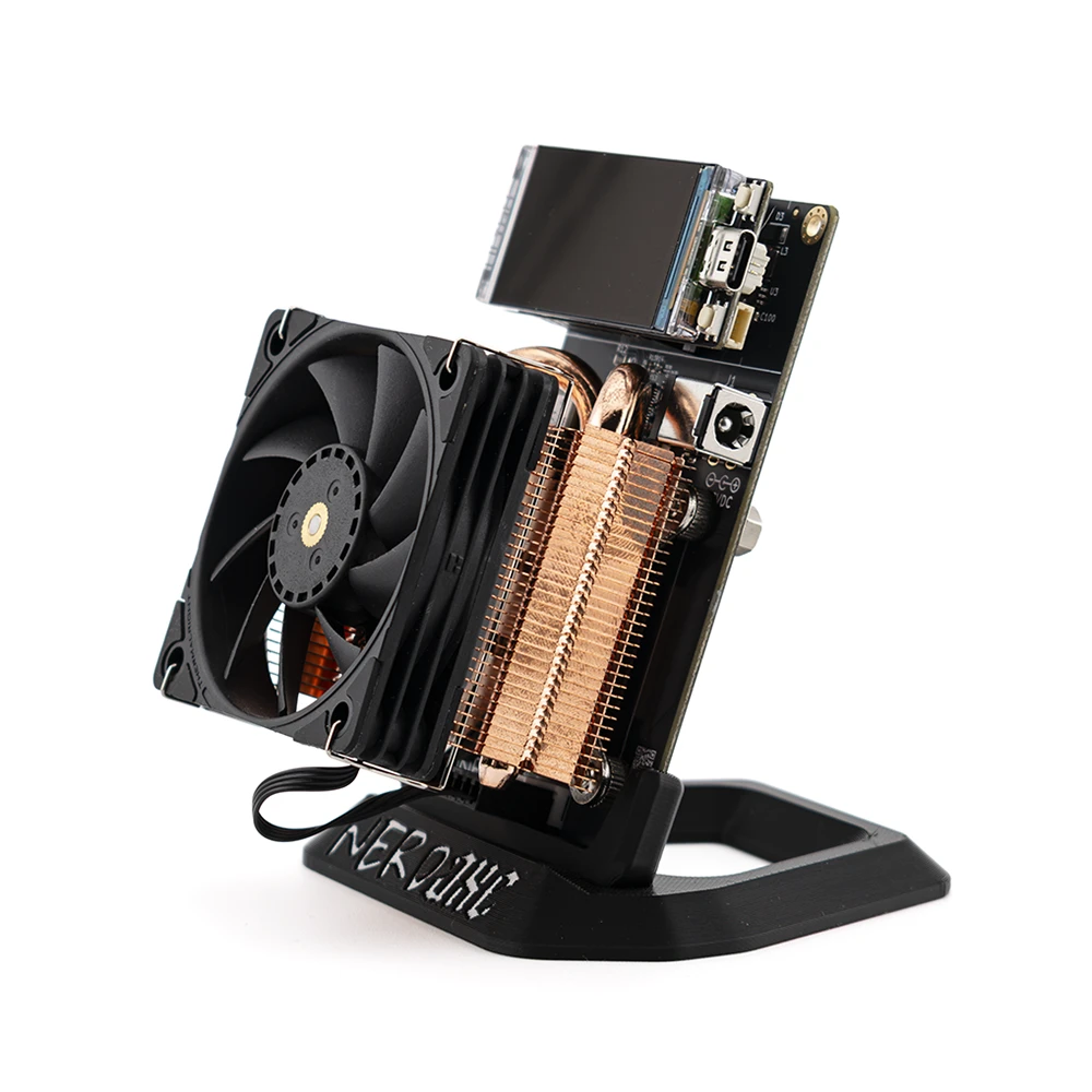 Nerdaxe Gaia Pro schräg von vorne: AXP60-Copperzilla-Kühler mit 60-mm-Lüfter, Display und 12-V-Anschluss